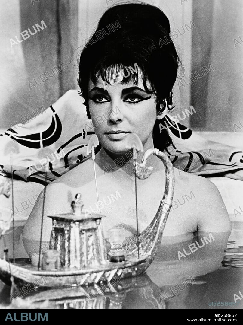 ELIZABETH TAYLOR dans CLEOPATRA, 1963, réalisé par JOSEPH L. MANKIEWICZ. Copyright 20TH CENTURY FOX.
