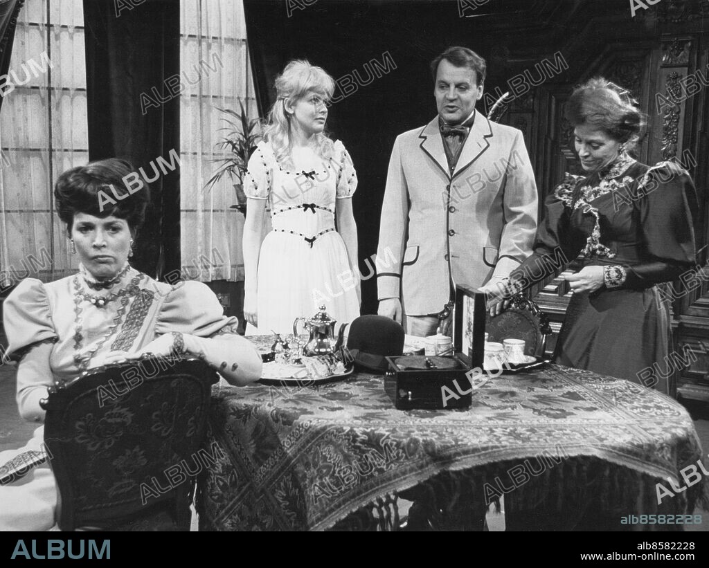 1967.. Orig. bildtext... TV-teatern ger måndagen den 8 maj kl. 20.05 August Strindbergs pjäser Moderskärlek och Första varningen i regi av Eva Sköld. Efter sin första skilsmässa skrev Strindberg dessa korta komedier där han ironiskt betraktar den ädla moderskärleken och den äktenskapliga lyckan. I rollerna: Agneta Prytz, Nadja Witzansky, Nini Witzansky, Dagny Lind, Carl-Hugo Calander, Lili Landre, Berit Gelin, Margareta Bergfelt och Lii Liljeholm. Anm. Publ. i Strindberg som tv-dramatiker s. 115: Från vänster Frun (Lili Landre), Rosa (Berit Gelin), Herrn (Carl-Hugo Carlander) och Baronessan (Margareta Bergfelt) i Eva Skölds Första varningen 1967. TV-teater CD249 persons: CARL-HUGO CALANDER;MARGARETA BERGFELT;BERIT GELIN;LILI LANDRE sites: SVERIGE PhotoDate:1967-??-??.