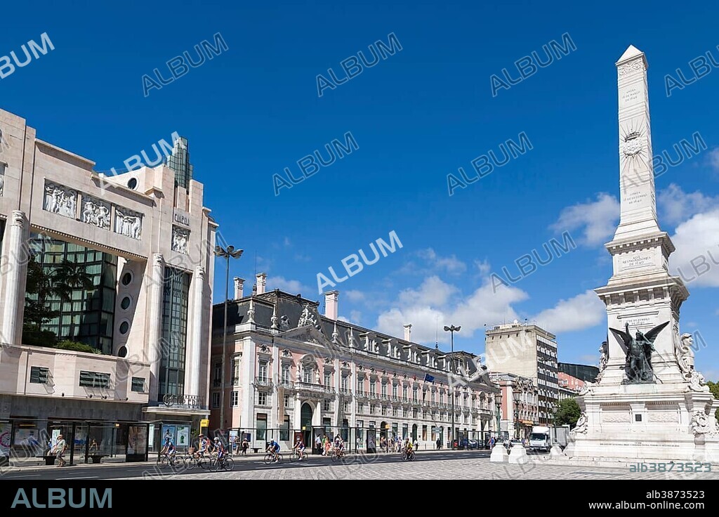 Restauradores Square, Praca dos Restauradores, with Monumento aos Restauradores, The Monument to the Restorers, and Foz Palace, Palacio Foz, Lisboa, Lisbon, Portugal, Europe.
