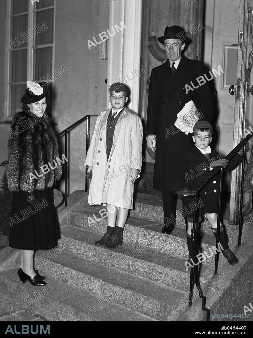 ARKIV 1941. Greve Foke Bernadotte med hustrun Estelle, född Manville och sönerna Folke och Bertil Oscar på trappan till hemmet Dragongården på Djurgården. Folke Bernadotte var diplomat,scoutledare och Röda Kors-ledare. Han organiserade Röda Korsets "Vita Bussar" som transporterade krigsfångar via Sverige till deras hemländer under andra världskriget. Folke Bernadotte mördades i Jerusalem 17 september 1948 av den sionistiska organisationen Lehi, mer känd som Sternligen.. Count Folke Bernadotte, swedish Red Cross-leader and diplomat. He was assassinated by Zionist organisation Lehi 1948. Here with his family, wife Estelle and sons Folke and Betil Oscar.. Foto: TT Historical/1900. Scanpix Sweden.