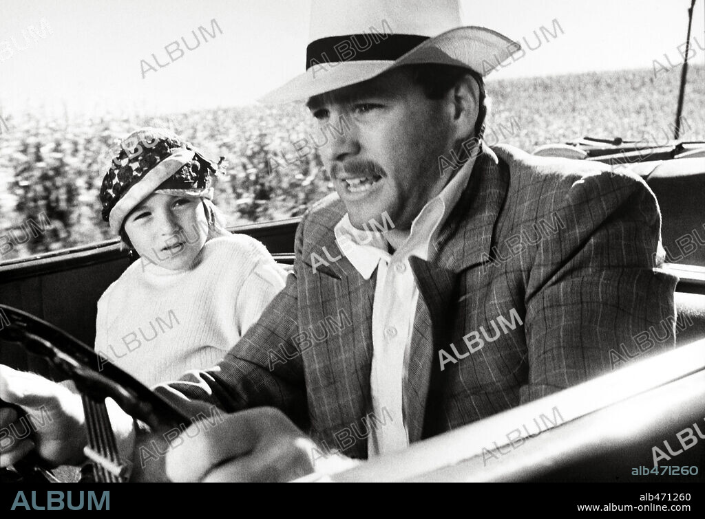 RYAN O'NEAL and TATUM O'NEAL in PAPER MOON, 1973, directed by PETER BOGDANOVICH. Copyright PARAMOUNT PICTURES.