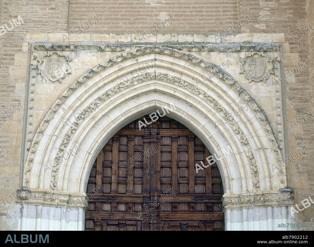 DETALLE DE LA PORTADA DEL MONASTERIO DE SANTA CLARA DE TORDESILLAS - ARQUIVOLTAS CON ARCO OJIVAL Y ESCUDOS - SIGLO XIV.