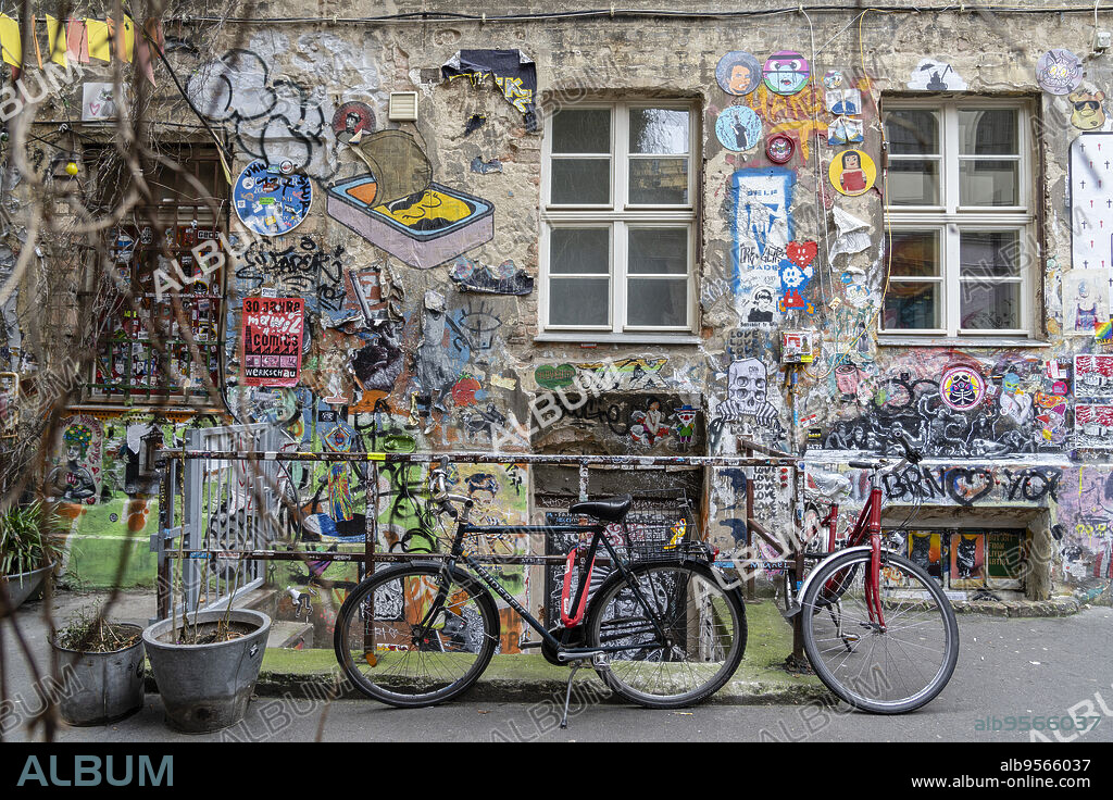 bikes in the alley, Hackesche Höfe, Scheunenviertel, suburb Spandau, Berlin, Federal Republic of Germany.