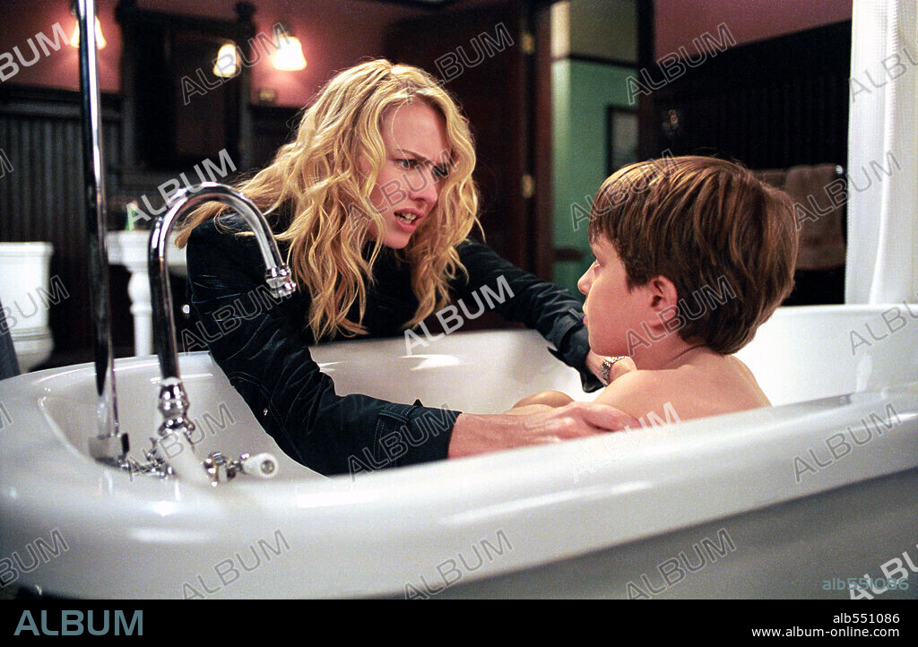 DAVID DORFMAN y NAOMI WATTS en RING 2, THE [LA SEÑAL 2], 2005 (THE RING TWO), dirigida por HIDEO NAKATA. Copyright DREAMWORKS / LA MANA, GEMMA.