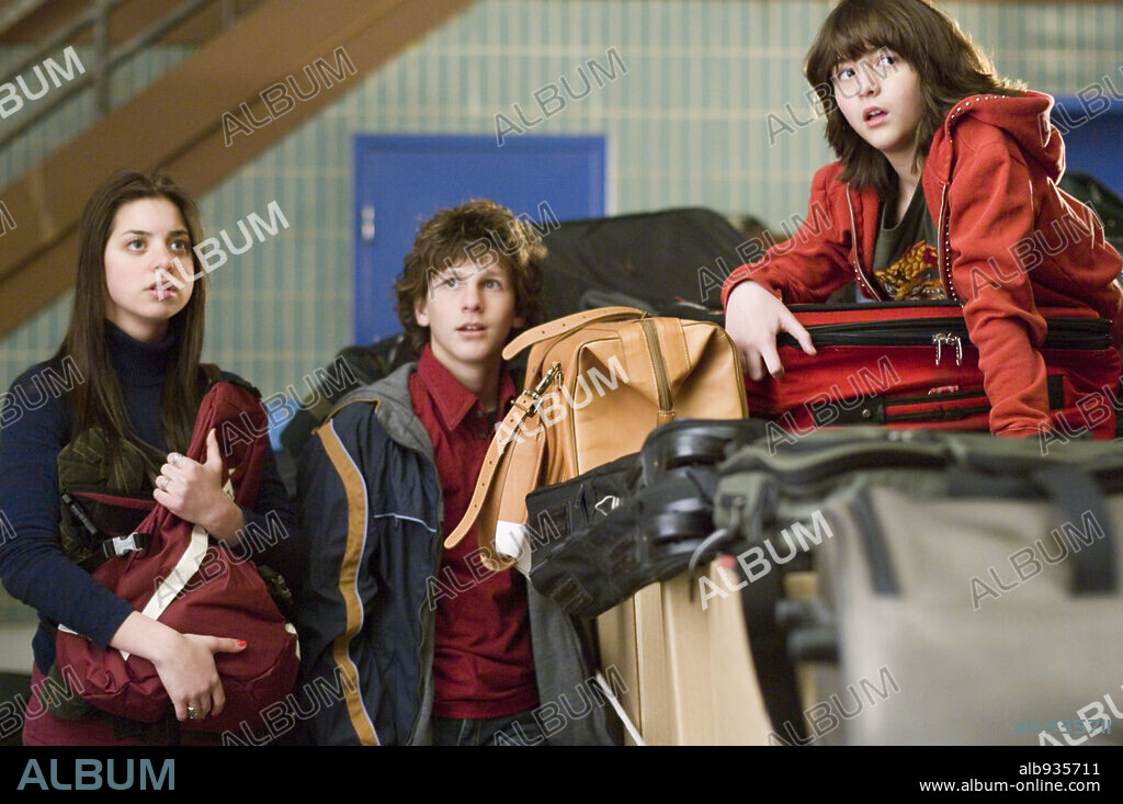 DYLLAN CHRISTOPHER, GINA MANTEGNA and QUINN SHEPARD in UNACCOMPANIED MINORS, 2006, directed by PAUL FEIG. Copyright WARNER BROS PICTURES/DONNERS' COMPANY/VILLAGE ROADSHOW PICTU / BRAMLEY, JOHN.