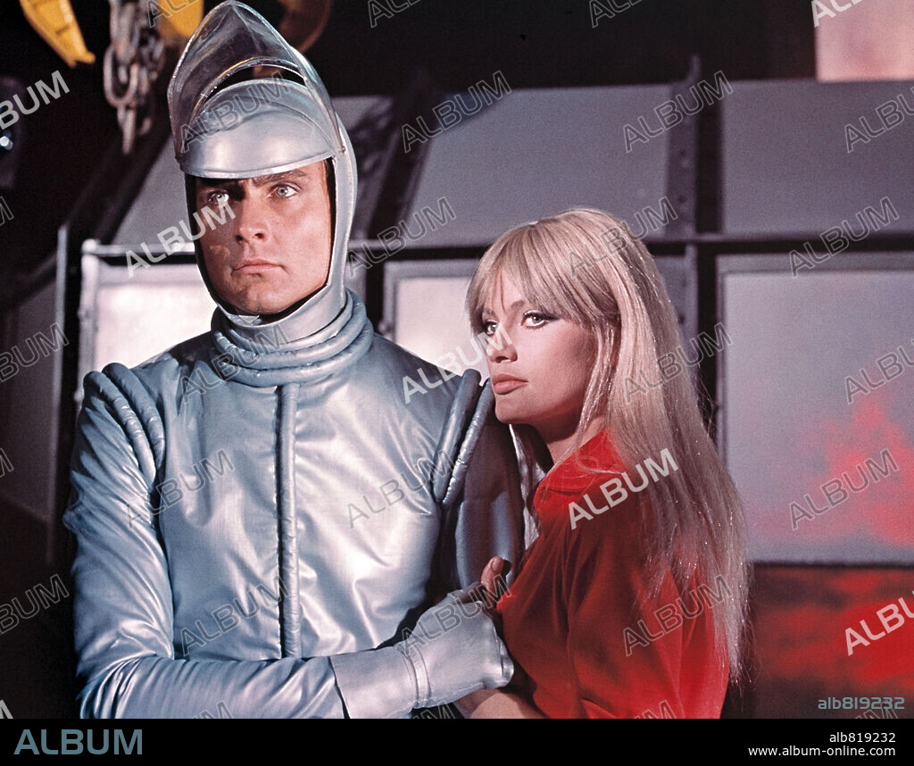 JOHN PHILLIP LAW und MARISA MELL in DIABOLIK, 1968, unter der Regie von MARIO BAVA. Copyright PARAMOUNT PICTURES.