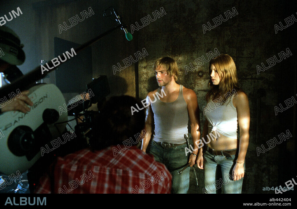 JESSICA BIEL and MIKE VOGEL in THE TEXAS CHAINSAW MASSACRE, 2003, directed by MARCUS NISPEL. Copyright NEW LINE CINEMA.