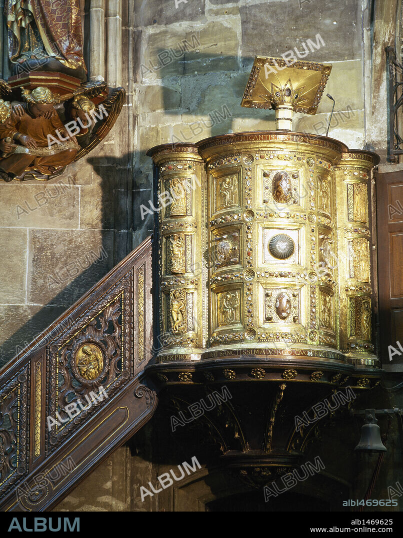 ARTE CAROLINGIO. PRE-ROMANICO. ALEMANIA. PULPITO de la CATEDRAL DE AQUISGRAN (AACHEN), realizado en oro, marfil y gemas preciosas. Donado por el emperador Enrique III. Siglo XI. Aquisgrán. Alemania. Italia.