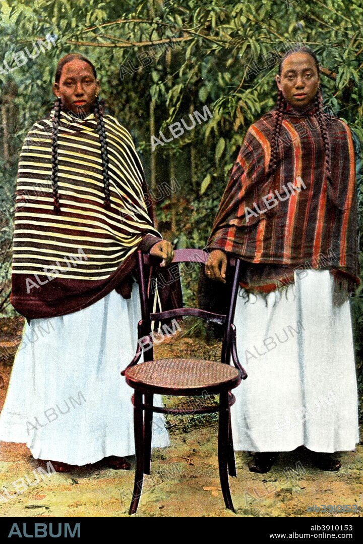 Young Hova women, Madagascar, late 19th century. Illustration from Island of Madagascar, sites, manners and costumes, (Paris).