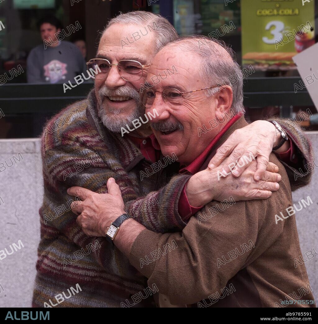 Madrid, 10/05/2002. Presentación del rodaje de la película "La luz prodigiosa" de Miguel Hermoso. En la imagen, los actores Alfredo Landa y Nino Manfredi.