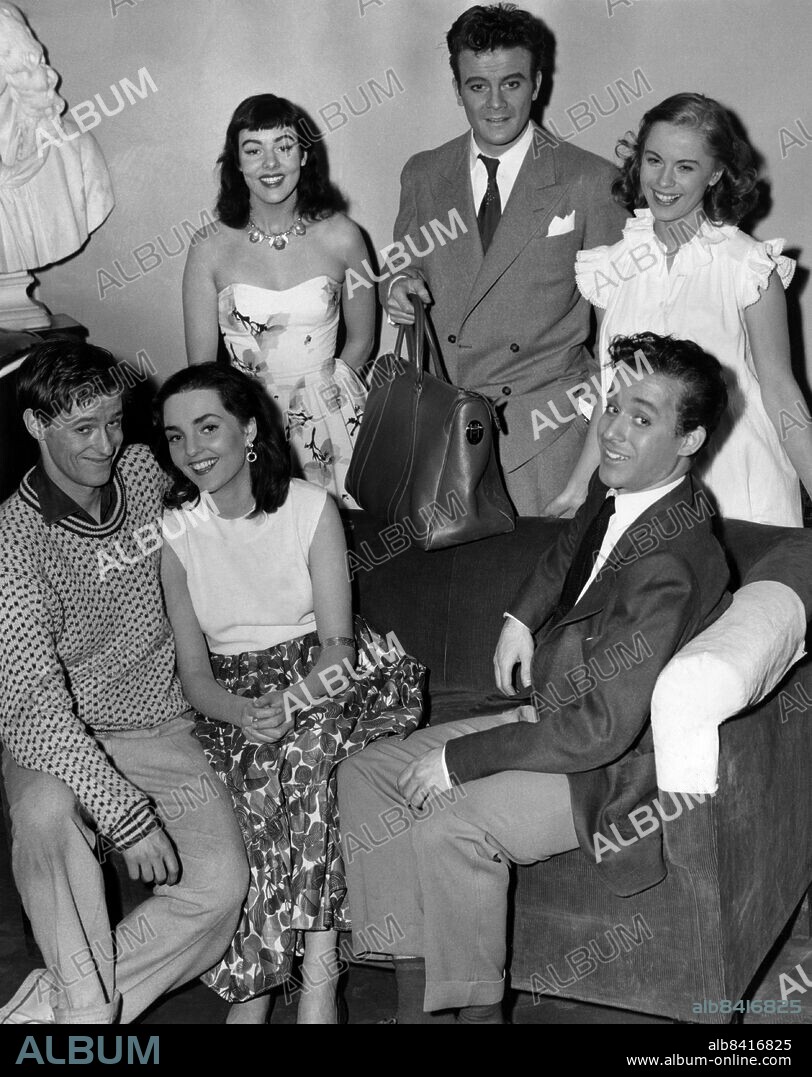 STOCKHOLM 19560121. Claude André Pugets pjäs "Lyckliga dagar" på Dramaten med skådespelarna, bakre raden fr.v., Bertil Lindjo, Gunnar Hellström och Bibi Andersson. Främre raden fr.v. Lars Lind, Sonja Westerbergh och Per Sjöstrand. Foto: Alf Lidman / DN / SCANPIX / Kod: 4486. ** SVD OUT **.