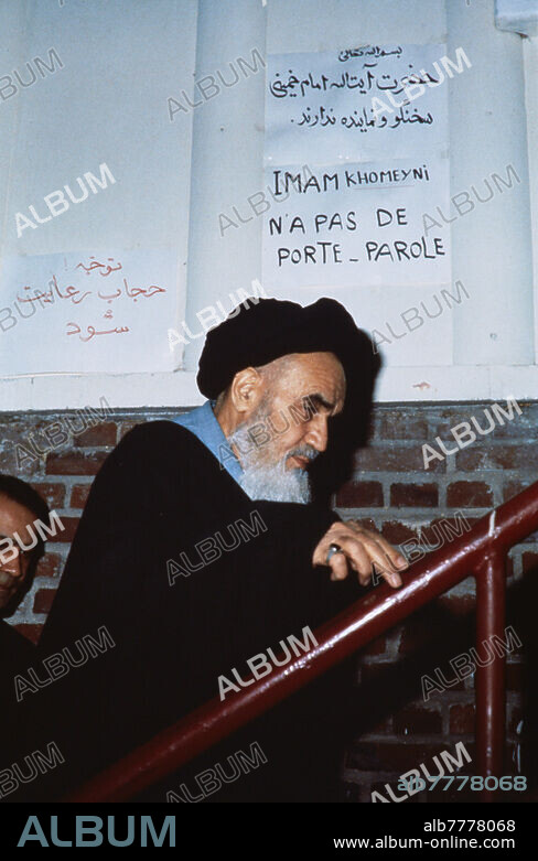 Rouhollah Khomeini, Moussavi, genannt Ayatollah Khomeini; schiitischer religiöser Würdenträger und iranischer Politiker, Anführer der Revolution der Islamischen Republik Iran 3. Dezember 1979 - 3. Juni 1989; Khomein, Iran, 24.09.1902 - Teheran, Iran, 03.06. 1989. Exil in Neauphle-le-Château (Yvelines) vom 6. Oktober 1978 bis 1. Februar 1979 (Rückkehr in den Iran). Khomeini auf dem Weg zum Gebet in Neauphle-le-Chateau. Auf den Wandplakaten steht in persischer und französischer Sprache: "Imam Khomeini hat keinen Sprecher". Foto, 06.11.1978.