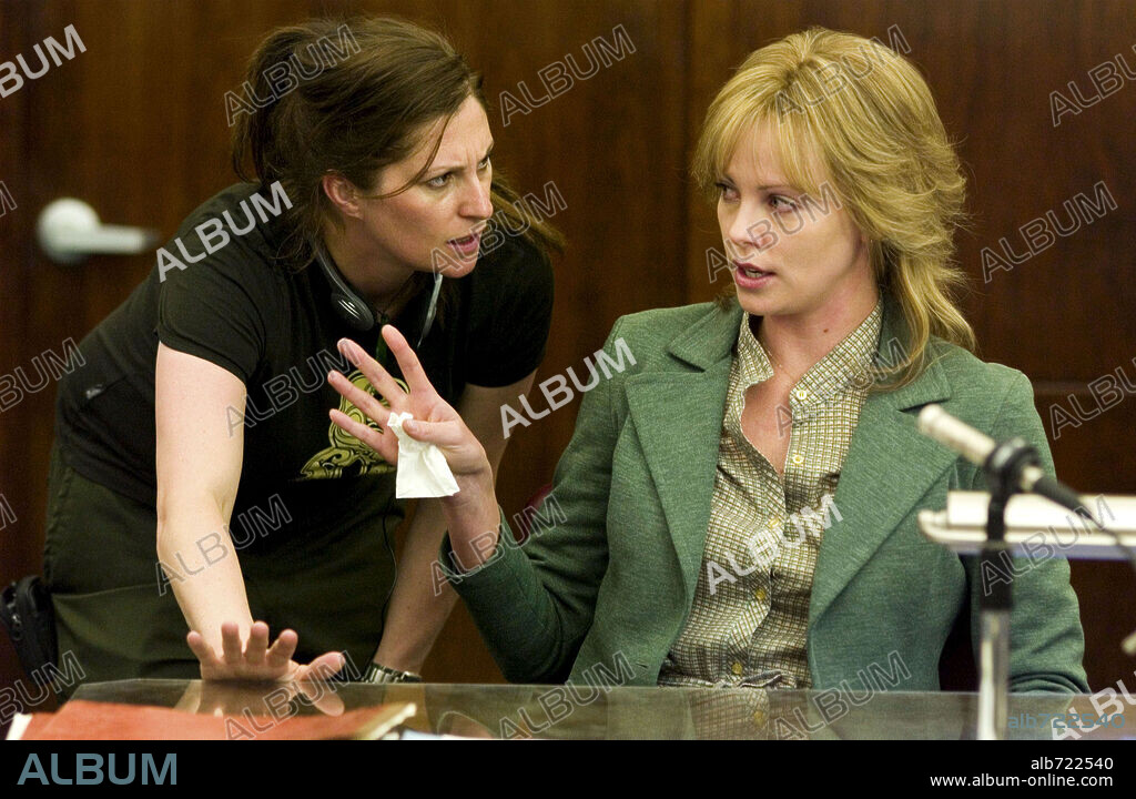 CHARLIZE THERON y NIKI CARO en EN TIERRA DE HOMBRES, 2005 (NORTH COUNTRY), dirigida por NIKI CARO. Copyright WARNER BROS. / FOREMAN, RICHARD.