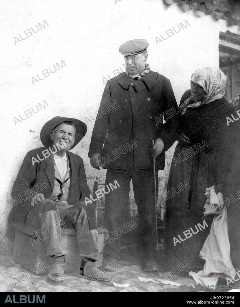 Móstoles, 1908. Tiburcio Godino Torrejón y su hijo, bisnieto y tataranieto de Andrés Torrejón "el alcalde de Móstoles".