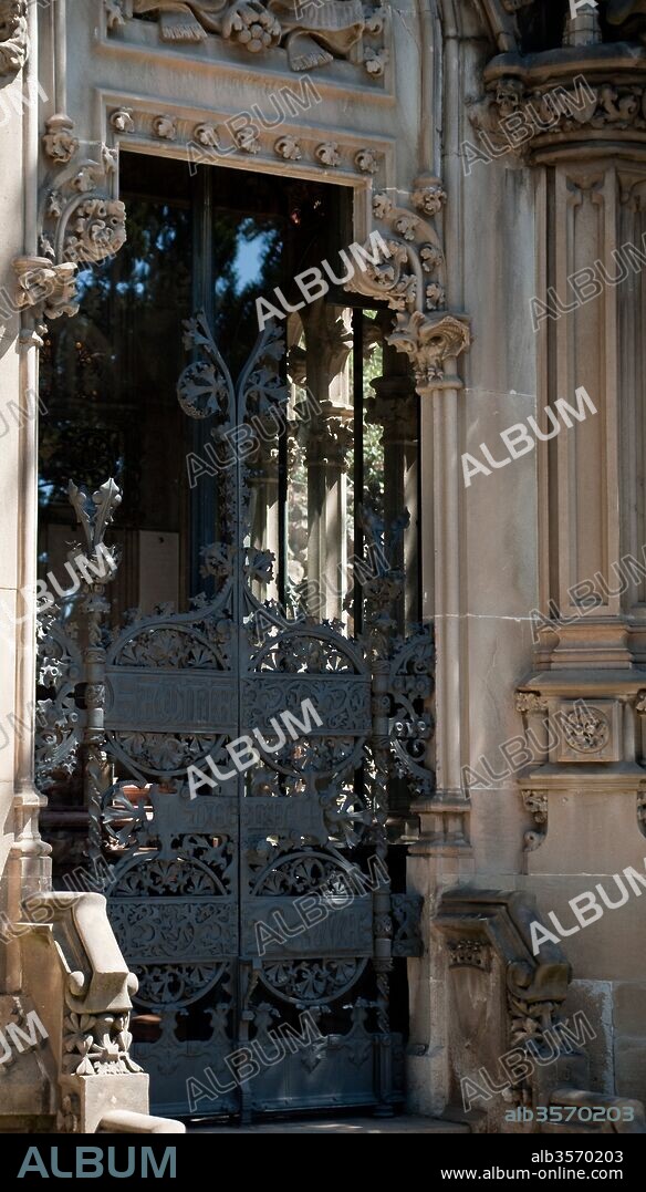 ESTEVE ANDORRÀ I FARRÀS y FRANCESC TIESTOS. Esteve Andorrà (forjador); Francesc Tiestos (bruñidor) / Forja de la puerta del Panteón de la família de la Riva, 1894, Hierro forjado, Cementerio de Montjuic.
