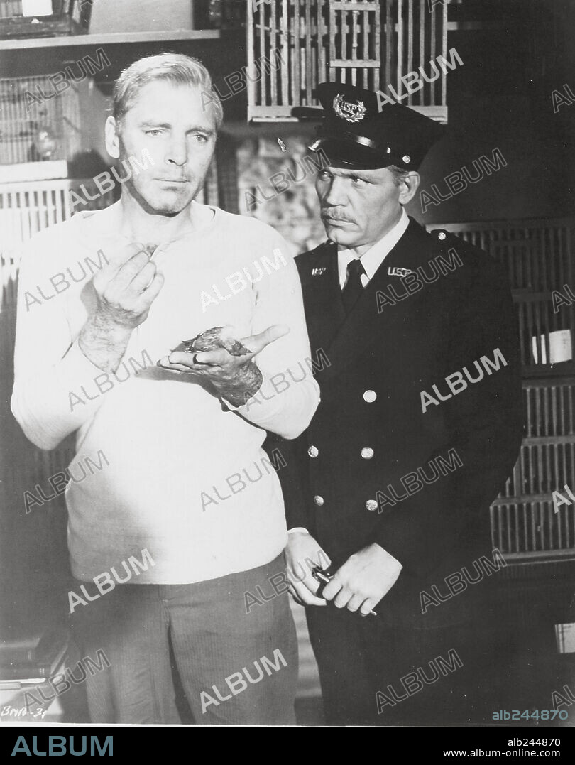 BURT LANCASTER y NEVILLE BRAND en EL HOMBRE DE ALCATRAZ, 1962 (BIRDMAN OF ALCATRAZ), dirigida por JOHN FRANKENHEIMER. Copyright UNITED ARTISTS.