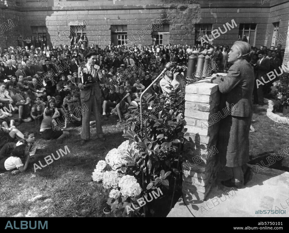 Anna Seghers (eigtl. Netty Radvanyi, geb. Reiling). Schriftstellerin Mainz 19.11.1900 - Berlin 1.6.1983. Anna Seghers spricht auf dem Tag des freien Buches an der Humboldt-Universität in Berlin-Mitte (sowjetischer Sektor), Mai 1947. Foto (Abraham Pisarek).