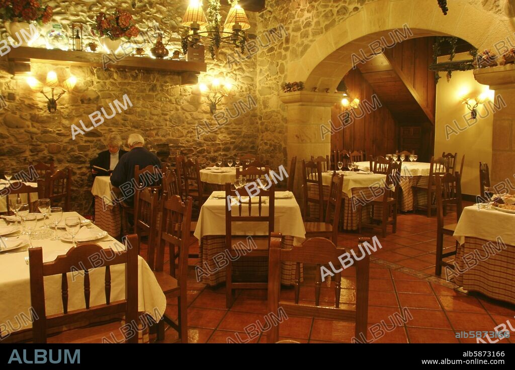 Potes; restaurante "El Bodegón"; comedor.