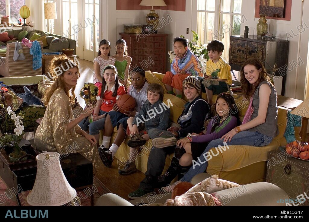 ANDREW VO, DANIELLE PANABAKER, DRAKE BELL, JENNIFER HABIB, JESSICA HABIB, LIL'JJ, MIKI ISHIKAWA, MIRANDA COSGROVE, NICHOLAS ROGET-KING, RENE RUSSO and SLADE PEARCE in YOURS, MINE AND OURS, 2005, directed by RAJA GOSNELL. Copyright PARAMOUNT PICTURES / EMERSON, SAM.