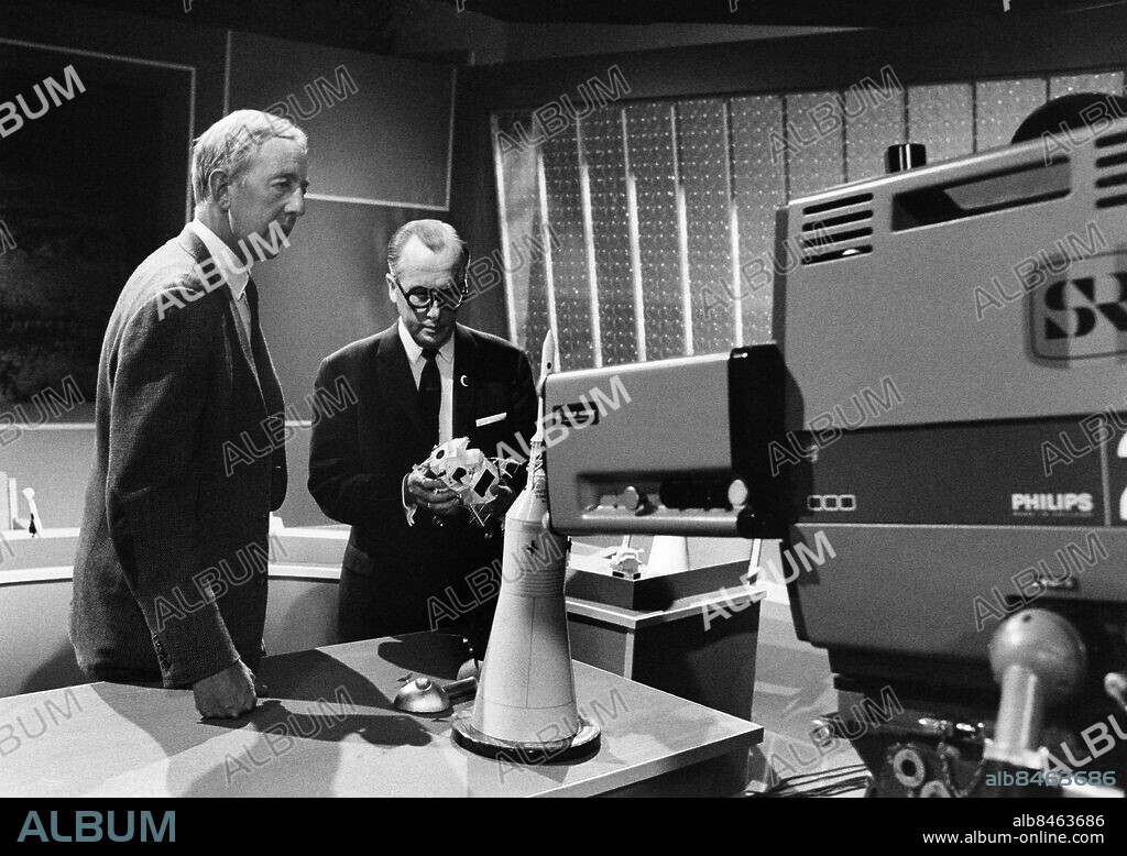 STOCKHOLM 1969-07-16. Bengt Feldreich (t.v.), TV-producent, och Lars-Eric Wänstrand, förbereder sig på TV:s månredaktion.. Foto: Leif Jansson / SvD / TT / Kod: 11014.
