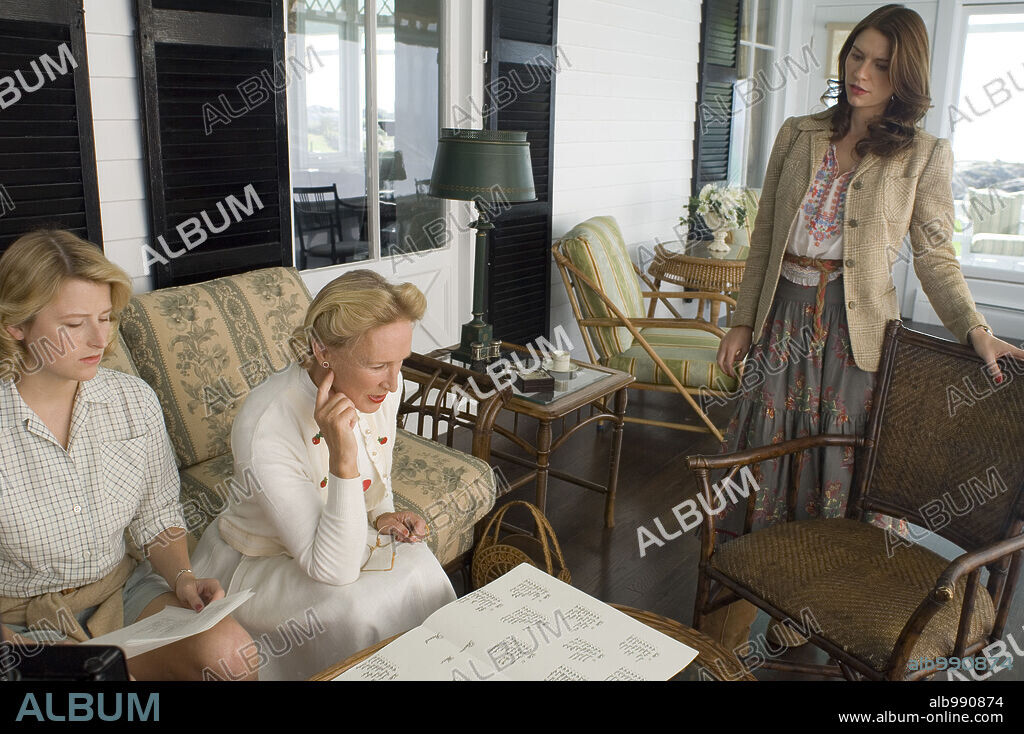 CLAIRE DANES, GLENN CLOSE and MAMIE GUMMER in EVENING, 2007, directed by LAJOS KOLTAI. Copyright HART-SHARP ENTERTAINMENT.