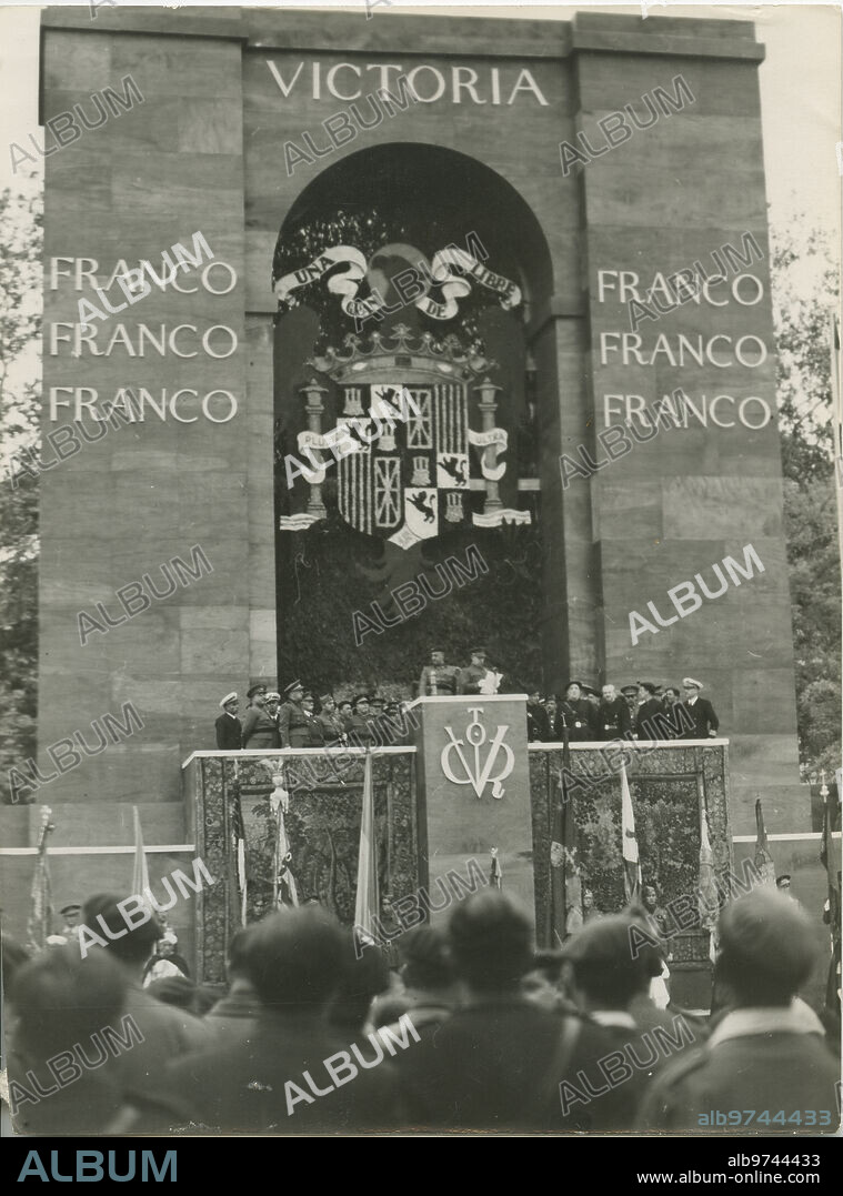 Bilbao, abril de 1939. Desfile de la Victoria en Bilbao. En la imagen, el Caudillo Francisco Franco dando un discurso al pueblo bilbaíno.