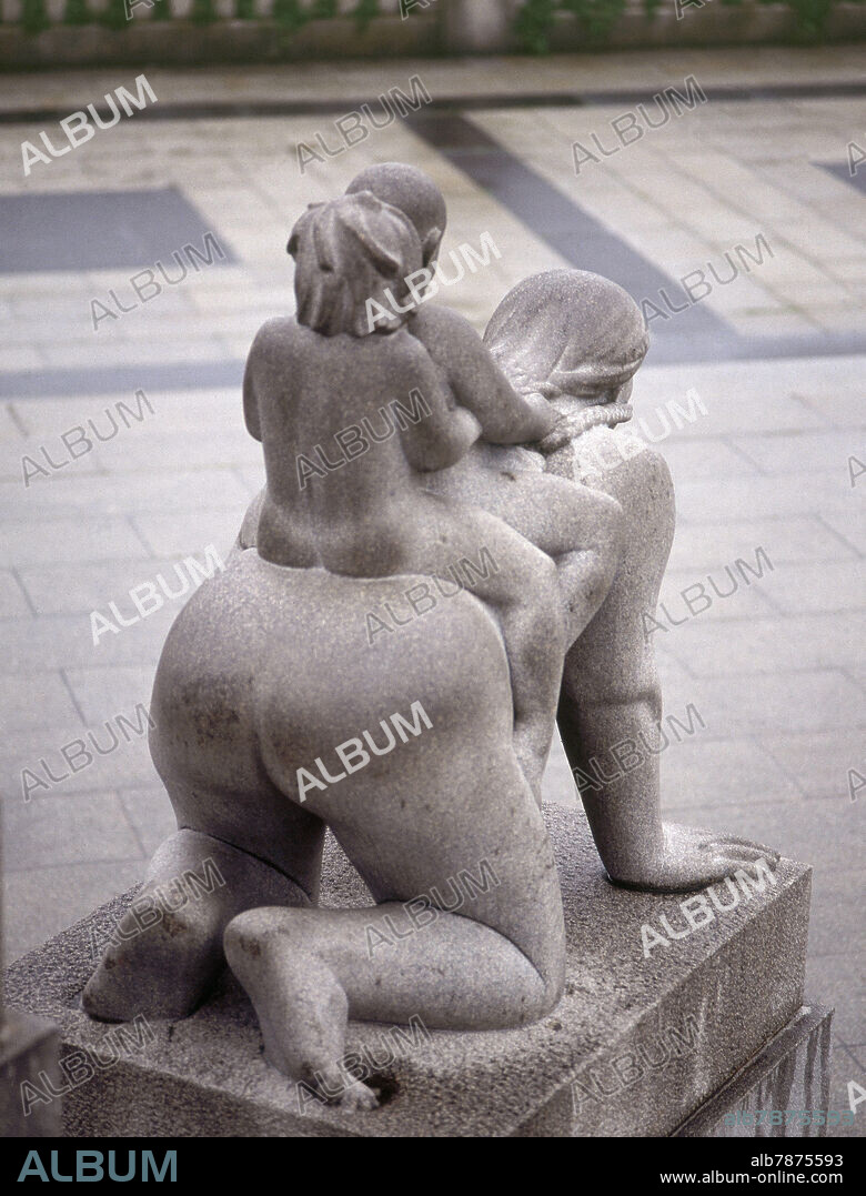GUSTAV VIGELAND. GRUPO DE NIÑOS - ESCULTURA EN GRANITO.