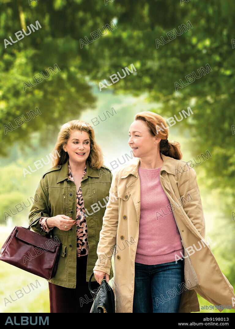 Catherine Dorléac y CATHERINE FROT. CATHERINE DENEUVE y CATHERINE FROT en DOS MUJERES, 2017 (SAGE FEMME), dirigida por MARTIN PROVOST. Copyright Curiosa Films / France 3 Cinéma / Versus Production.