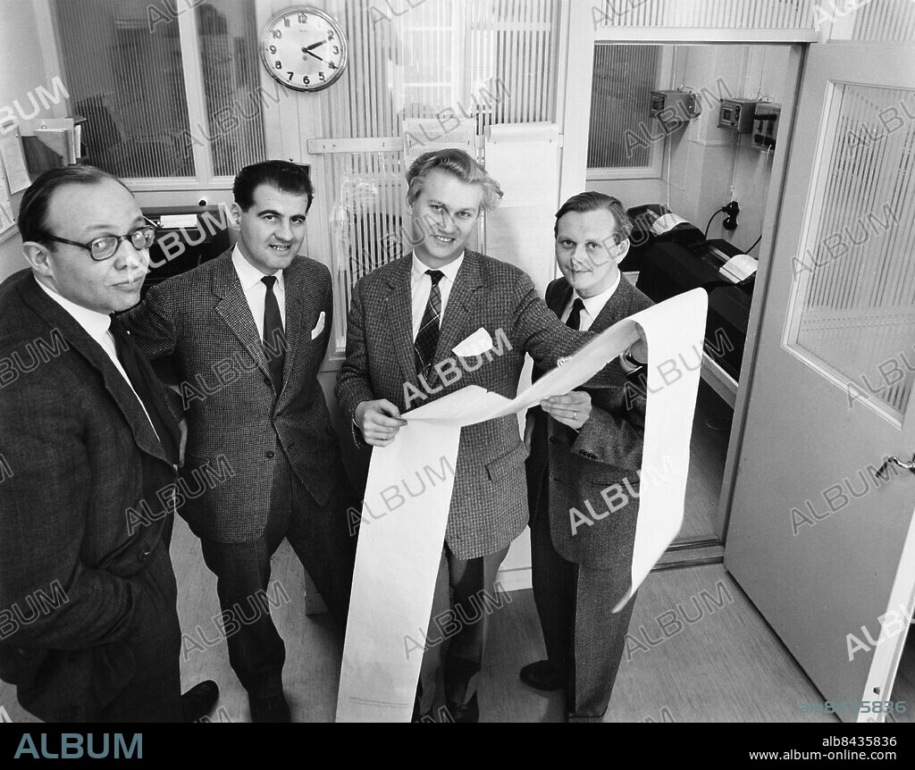 STOCKHOLM 1958-03-29.. DAGENS EKO. Radioprogram.. Sänt 1958-03-29.. Här ses från vänster Lars Ramsten, radio- och TV-man, Per Persson, radioman, chef för Dagens Eko, Bo Holmqvist, journalist, och Berndt Friberg, radio- och TV-man.. Foto: Ulf Stråhle / RiR / SVT / Kod: 5600. Bild publ. i RiR 50/58 sid. 30.. RiR 14385 sv/v. Mapp: Radio - Diverse program Dagens eko Diverse L9. Kvartett.