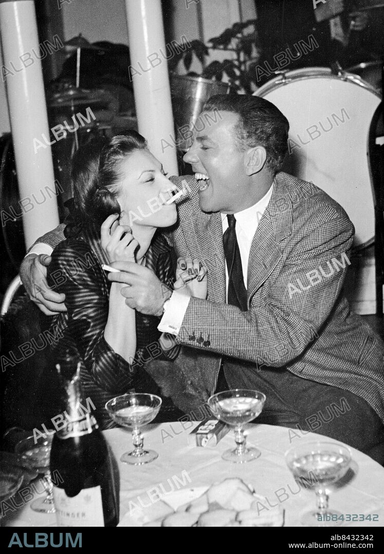 Orig. bildtext...RAYMOND ROULEAU EST CONTENT Un cocktail a été donné hier aux studios de Billancourt, pour fêter le dernier tour de manivelle du film Troubles á Tanger, dont le principal acteur est Raymond Rouleau. N.P.M: Raymond Rouleau, qui a affirmé que le film était un succès, embrasse Madame Gastea, la femme de son producteur. Anm. Skådespelare Champagne Kramar Skratt Bildarkivets katalog nr18.8 persons: RAYMOND ROULEAU sites: FRANKRIKE.