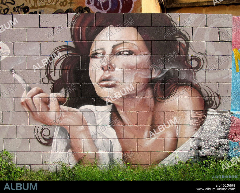 Pintura de mujer fumando con cigarrillo en la mano, graffiti mural, Mataró, provincia Barcelona, Barcelona en 2013.