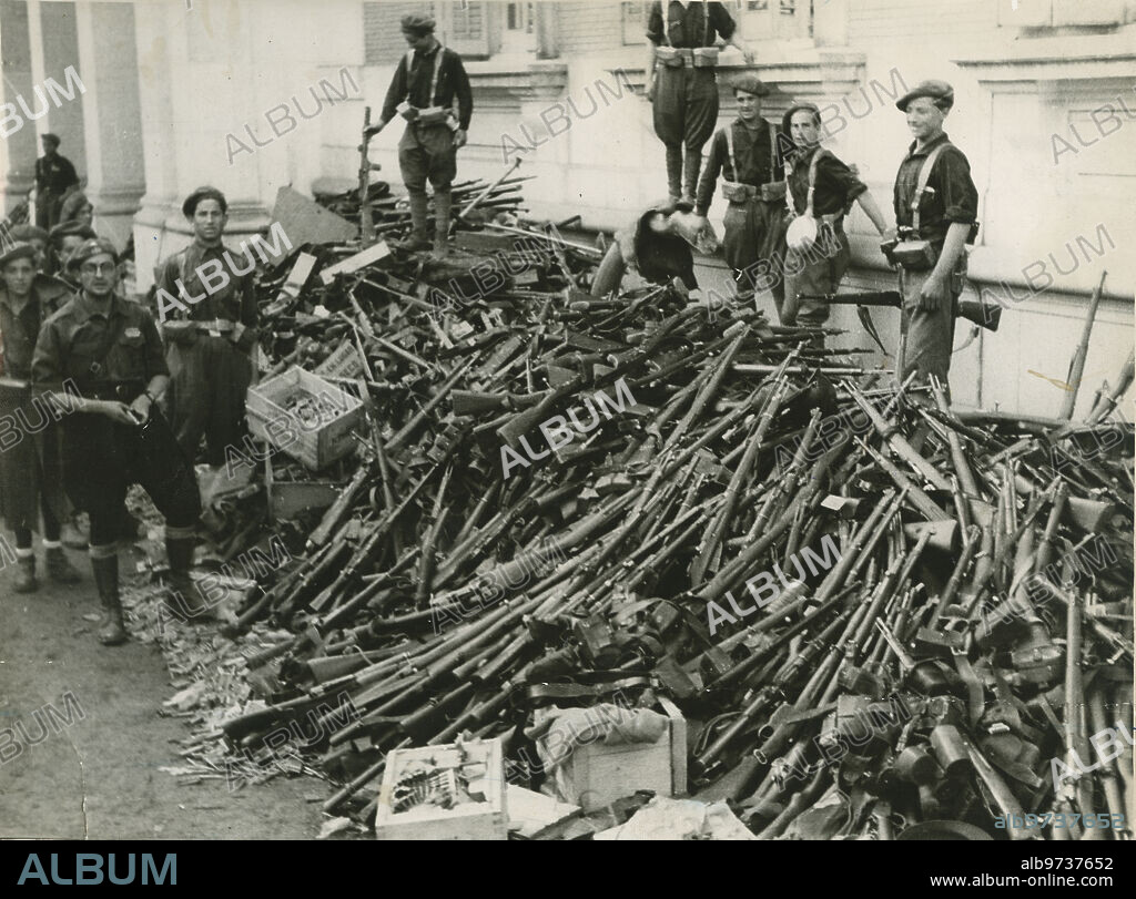 Madrid, 01/04/1939. Guerra Civil Española. «Cautivo y desarmado», el ejército de la república abandona sus puestos y sus armas. Las tropas nacionales avanzaban hacia el centro de la capital, y los milicianos, que tan arduamente habían defendido Madrid, se pasaban en bloque.