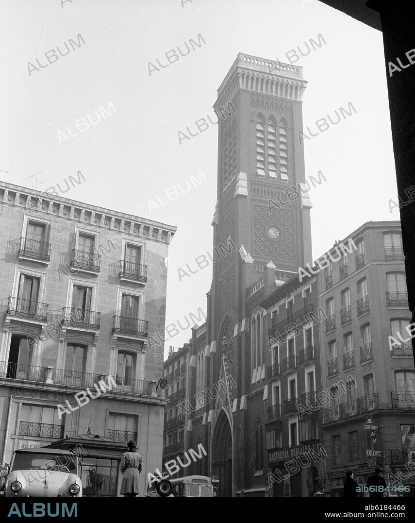 PLAZA DE SANTA CRUZ CON LA IGLESIA DE SANTA CRUZ EN EL INICIO DE LA CALLE ATOCHA - FOTOGRAFIA EN BLANCO Y NEGRO - AÑOS 60.