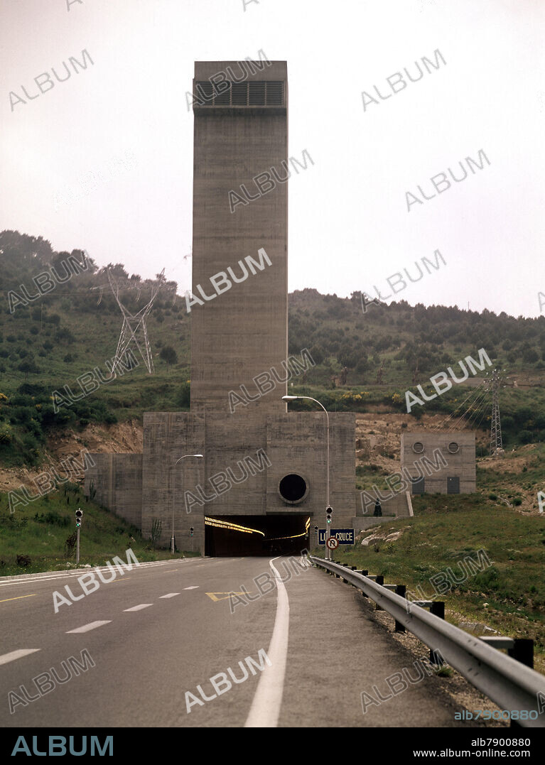 ENTRADA Y TORRE DE VENTILACION DEL SEGUNDO TUNEL DE  GUADARRAMA - FOTO AÑOS 70.