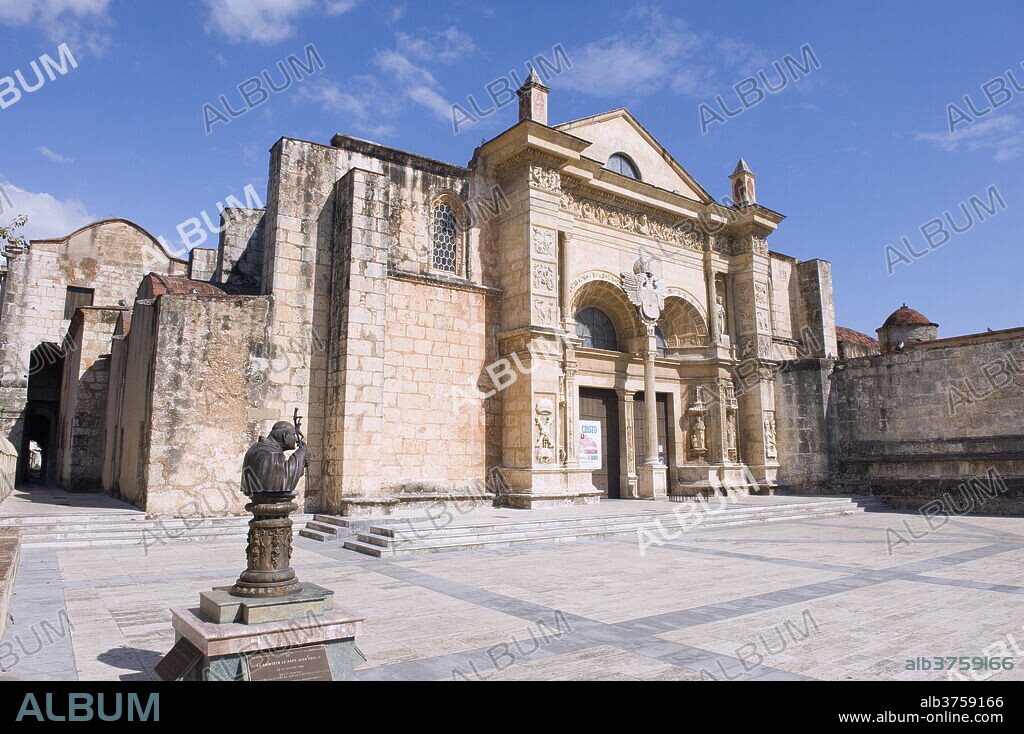Catedral Primada de America (First Cathedral of the Americas), Zona Colonial (Colonial District, UNESCO World Heritage Site, Santo Domingo, Dominican Republic, West Indies, Caribbean, Central America.