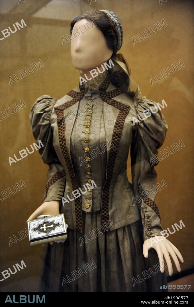 MUSEO ETNOGRAFICO. Traje femenino. 1890. Budapest. Hungría. Europa Central.