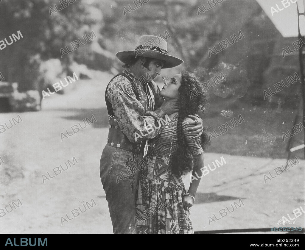 DOLORES DEL RIO en VENGANZA, 1928 (REVENGE), dirigida por EDWIN CAREWE. Copyright UNITED ARTISTS.