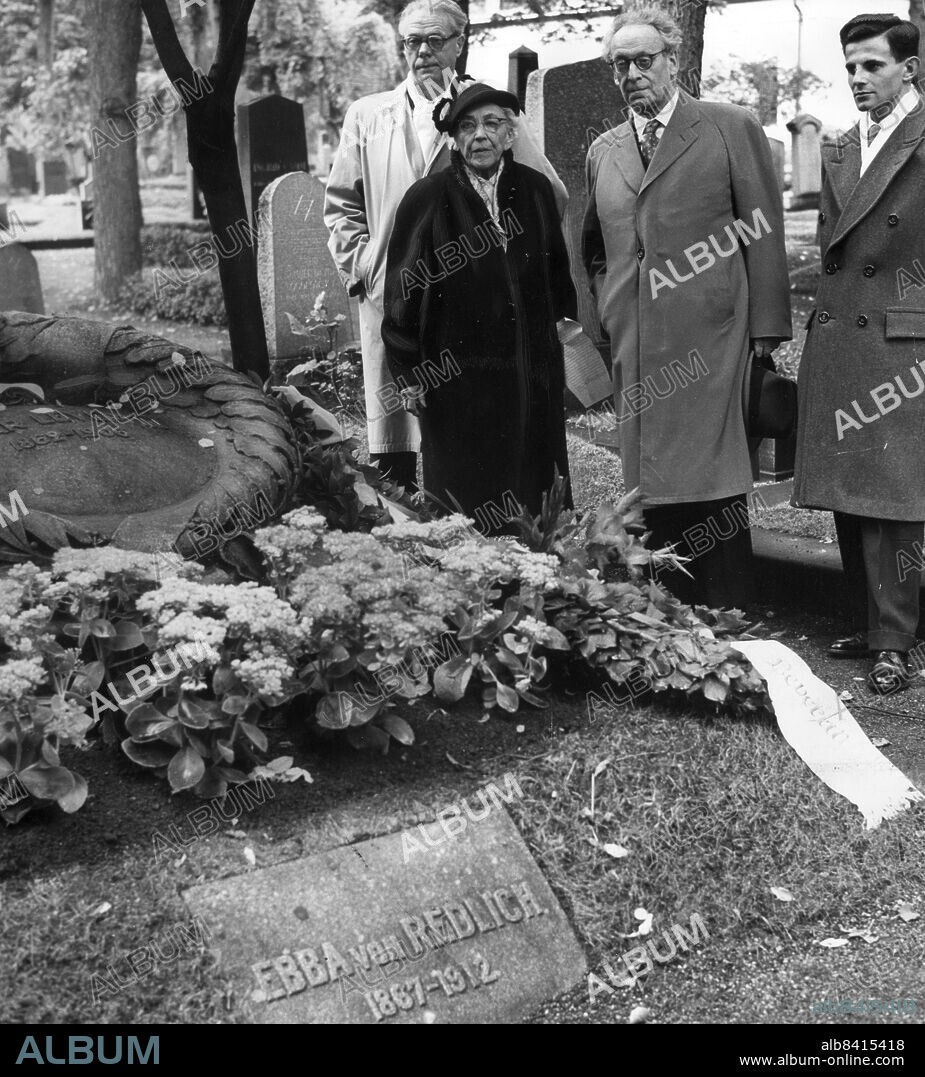 STOCKHOLM 19560831 - Författaren Johannes Edfelt, Anna Levertin (syster till Levertin), professorn i historia Hugo Valentin och ordföranden för Judiska studentklubben Jacob Weitman, samlade vid poeten Oscar Levertins grav på Mosaiska begravningsplatsen i samband med 50-årsdagen av Levertins bortgång. . Foto: Olle Seijbold Kod: 51 . COPYRIGHT SCANPIX SWEDEN.