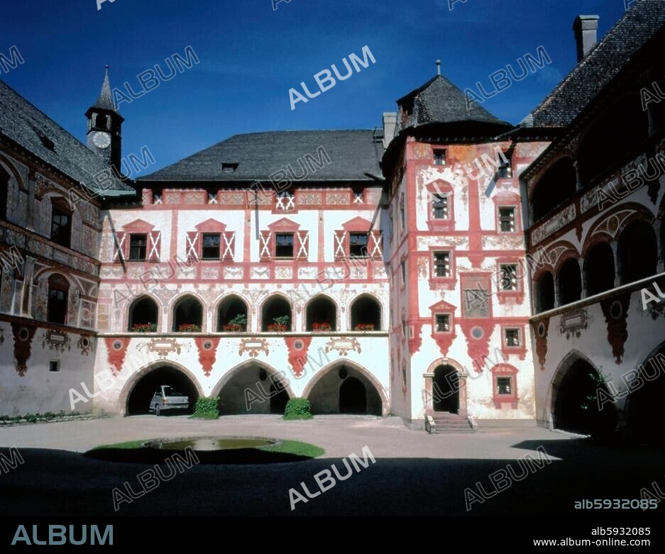 Tratzberg Castle (built 1500 -1515/1560 - 1571).- Courtyard.- Jenbach, Tyrol, Austria.- Photo.-.