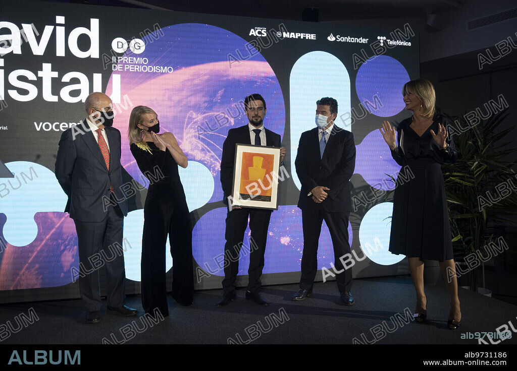 Madrid, 14/12/2021. II Premio de Periodismo David Gistau. Tras la entrega del premio a Diego S. Garrocho, Susanna Griso y Romina Caponnetto sonríen, en presencia de Francisco Rosell y Julián Quirós. Foto: Ángel de Antonio. ARCHDC.