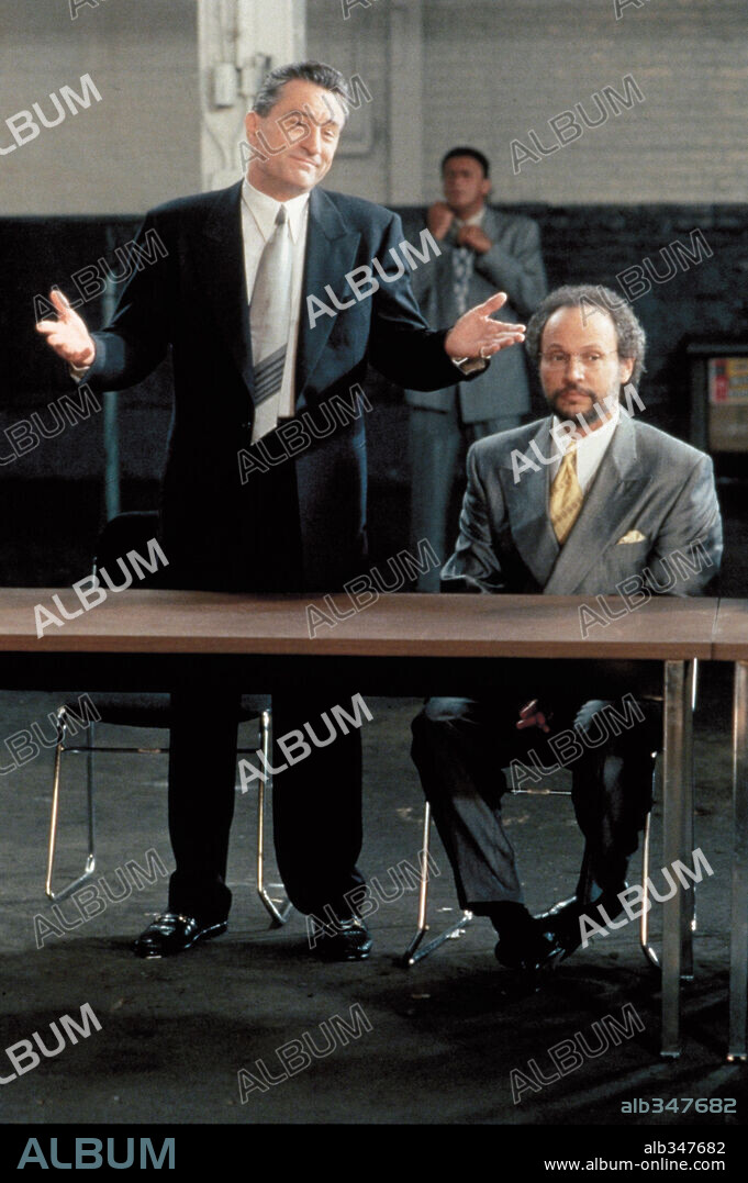 BILLY CRYSTAL and ROBERT DE NIRO in ANALIZE THIS, 1999, directed by HAROLD RAMIS. Copyright WARNER BROS. PICTURES / CARUSO, PHILLIP.
