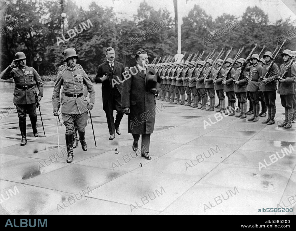 Friedrich Ebert. 04.02.1871 (Heidelberg) - 28.02.1925 (Berlin). Politiker (SPD), Nov. 1918 Reichskanzler. 1919-1925 Reichspräsident. Der Reichspräsident schreitet am Verfassungstag der Weimarer Republik die Ehrenkompagnie der Reichswehr in Berlin ab. Daneben General Hans von Seeckt, dahinter Reichskanzler Joseph Karl Wirth (Zentrum). Foto, Berlin 11.08.1922. Foto (Robert Sennecke).