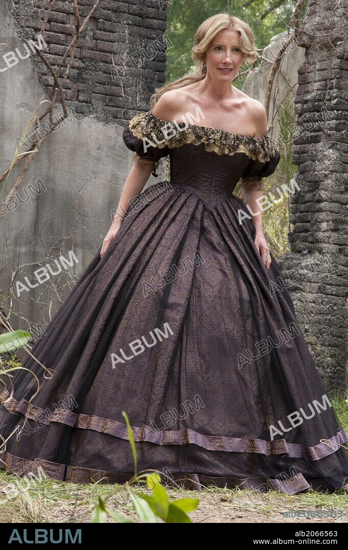 EMMA THOMPSON in BEAUTIFUL CREATURES, 2013, directed by RICHARD LAGRAVENESE. Copyright WARNER BROS.