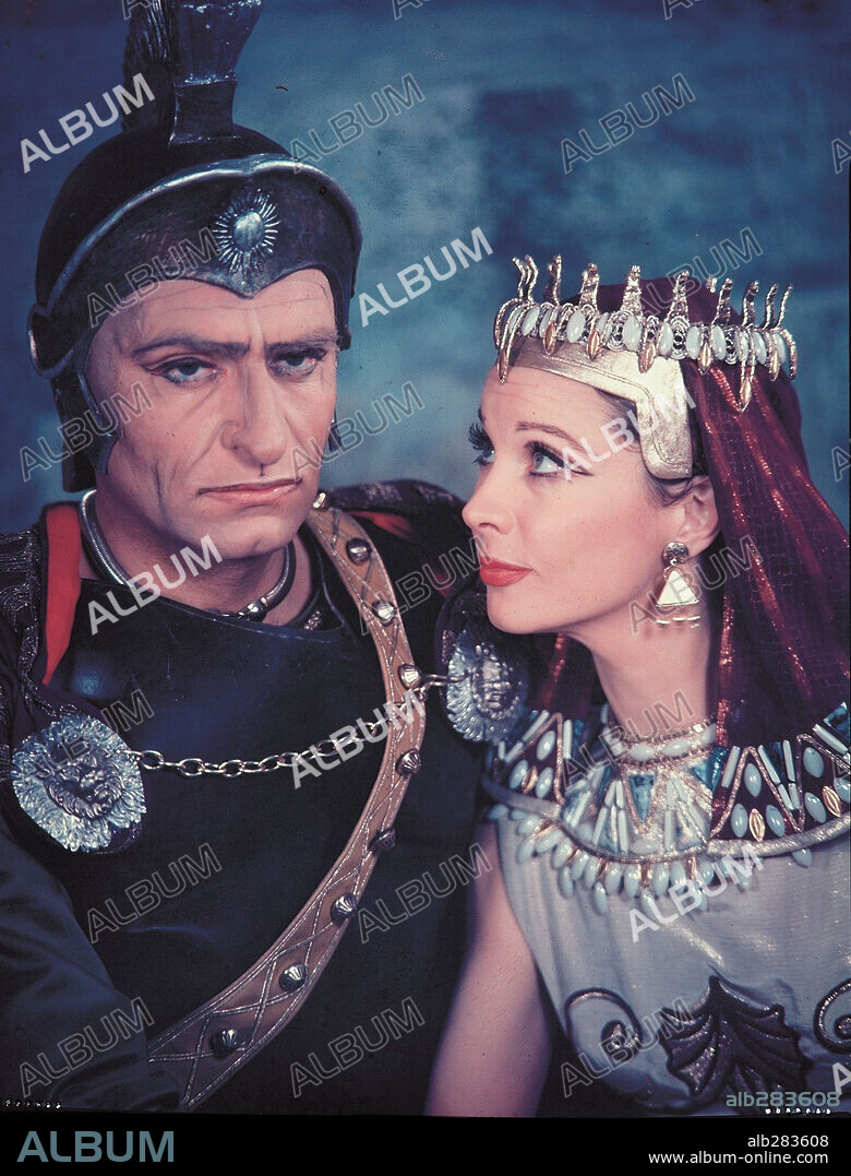 LAURENCE OLIVIER et VIVIEN LEIGH dans CAESAR AND CLEOPATRA, 1945, réalisé par GABRIEL PASCAL. Copyright UNITED ARTISTS.