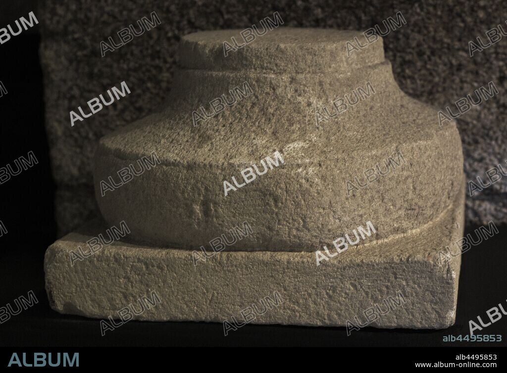 Base de columna. Granito. Villa de O Cantón Grande (La Coruña). Museo Arqueológico e Histórico (Castillo de San Antón). La Coruña. Galicia. España.