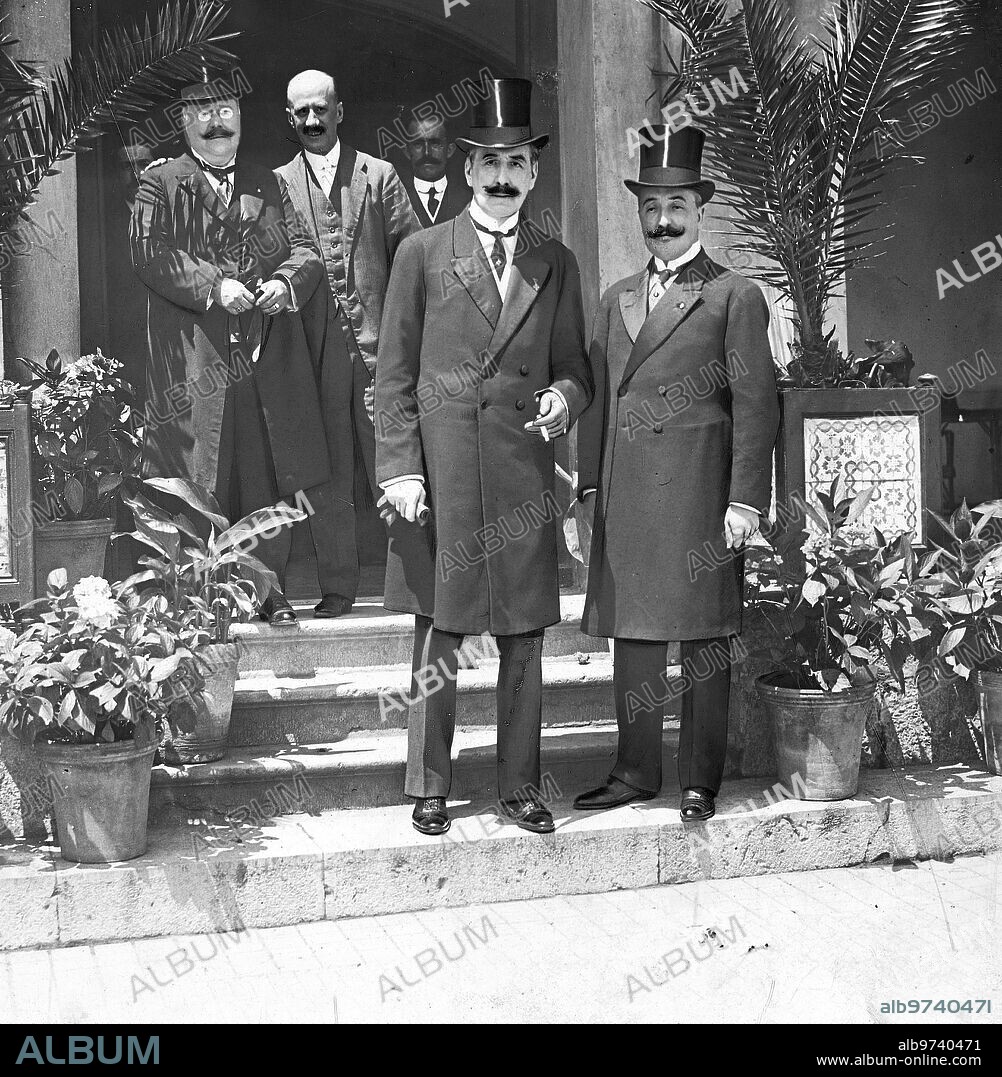 Julio 1914. La mesa del senado en Santander. Los Señores Marqués de Portago, D. Carlos Prast, D. Juan ranero y D. Francisco Gil Lozano, Representantes de la mesa del Senado, al salir del hotel para Dirigirse al palacio de la magdalena con objeto de someter A la sanción Regia las Leyes últimamente Aprobadas por la alta cámara.