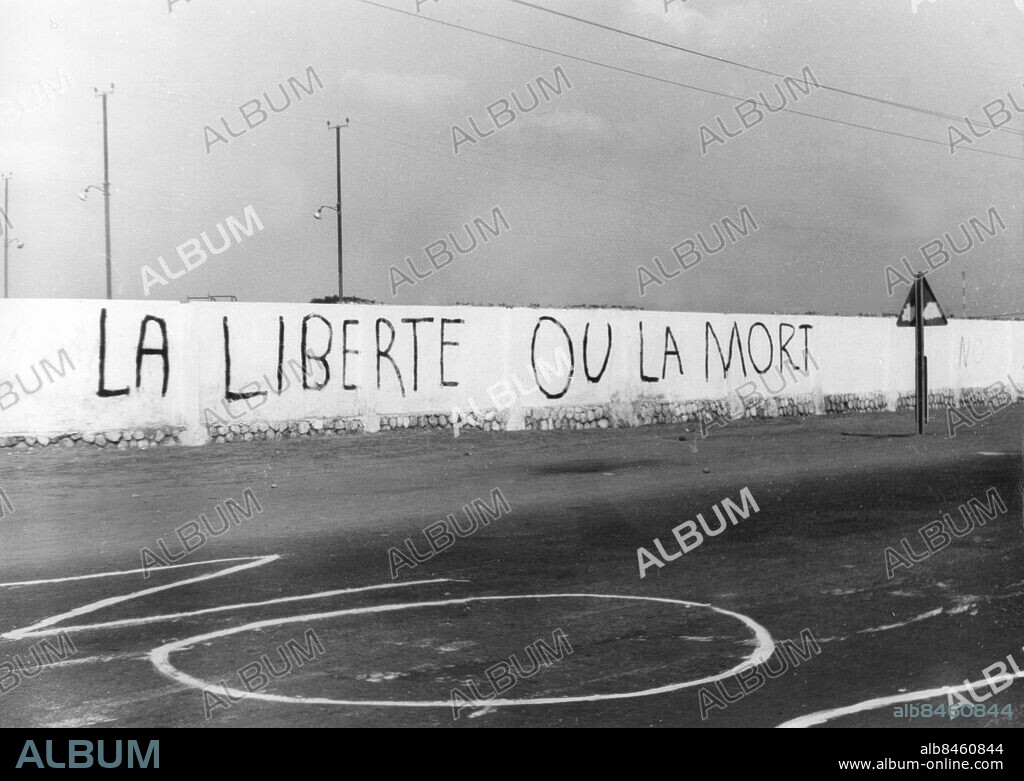 Orig. bildtext... LE 19 MARS 1967 REFERENDUM A DJIBOUTI. Cote francaise des Somalis - sur les murs de la ville les slogans anti-francais. Anm. Tidigare fransk koloni under namnet Franska Somaliland, självständigt under namnet Djibouti 1977. Slogans Politisk opposition Frihet eller död CD33.129.2 sites: AFRIKA ;DJIBOUTI ;FRANSKA SOMALILAND ;VÄSTAFRIKA.