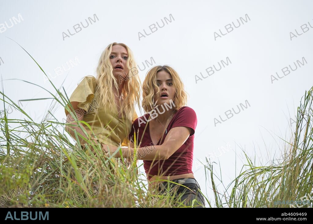 LUCY HALE and PORTIA DOUBLEDAY in FANTASY ISLAND, 2020, directed by JEFF WADLOW. Copyright Blumhouse Productions / Columbia Pictures.