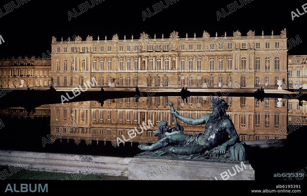 JULES HARDOUIN MANSART (1646-1708). FACHADA DEL PALACIO DE VERSALLES CON LA ESCULTURA DE NEPTUNO DELANTE.