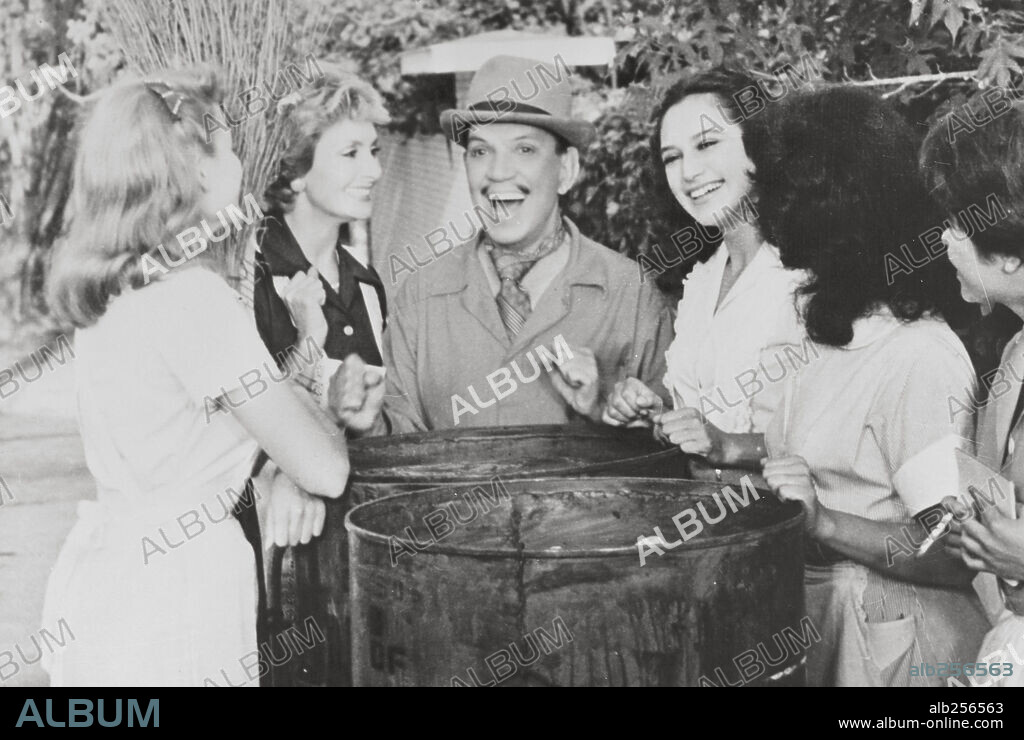 CANTINFLAS en EL BARRENDERO, 1982, dirigida por MIGUEL M. DELGADO. Copyright CANTINFLAS FILMS, S.A.